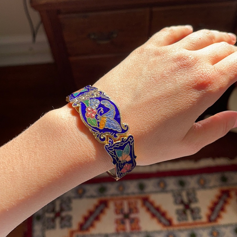 Gorgeous vintage bangle